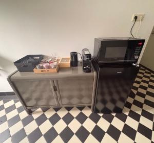 a microwave sitting on top of a counter at B&B Chili Hoeve in Wanroij