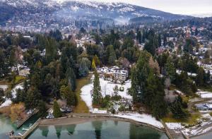 Luftaufnahme eines Ferienortes mit See in der Unterkunft La Cascada Casa Patagónica by DON in San Carlos de Bariloche + 45 Fotos