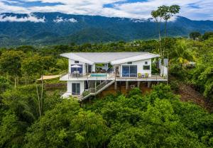 a house in the middle of the forest at Alma de Ojochal in Ojochal
