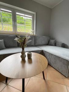 a living room with a coffee table and a couch at Ferienwohnung Haus Liane in Reil