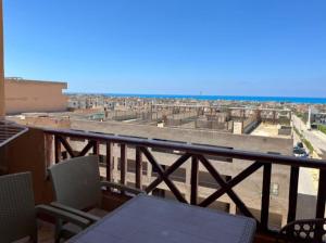 a balcony with a table and a view of a city at شالية ديمورا للعائلات in Dawwār Muḩammad Abū Shunaynah