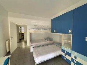 a room with two bunk beds in a room at Appartamento Fronte Mare con ombrellone e sedie sdraio incluse nel costo in Pescara +27 photos