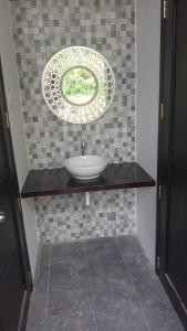 a bathroom with a sink and a window at Rio Olón ecolodge in Olón
