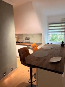 a kitchen with a table and chairs in a room at LevelUp Comfort in Koblenz