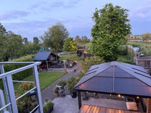 an overhead view of a garden with an umbrella at Amsterdam Countryside met Airco ,Geweldig uitzicht, luxe keuken,wasmachine,droger,gratis fietsen in Den Ilp