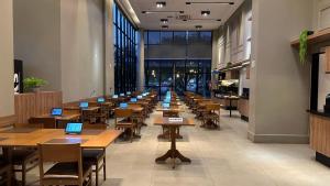 a large dining room with tables and chairs at Apartamento Premium com 2 quartos in Palmas