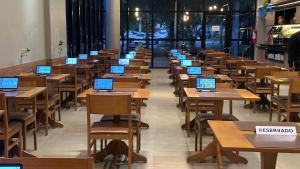 a row of tables with laptops on top of them at Apartamento Premium com 2 quartos in Palmas +55 photos