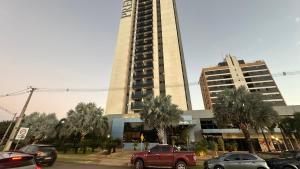 a large building with cars parked in front of it at Apartamento Premium com 2 quartos in Palmas