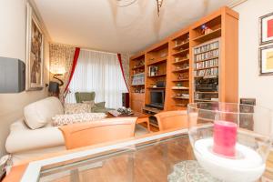 sala de estar con sofá y mesa en Apartamento céntrico con vistas a la Ría! garage, ideal 2-4, en Bilbao