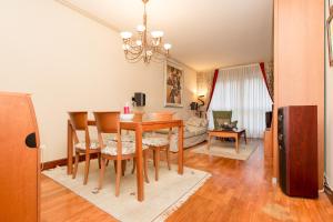 Posezení v ubytování Apartamento céntrico con vistas a la Ría! garaje, ideal 2-4