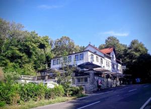 a large house on the side of a road at Ferienwohnung Viktoria in Ehrlich
