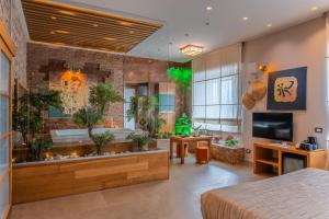 ein Hotelzimmer mit einer Badewanne voller Pflanzen in der Unterkunft Aquaboutique Wellness&Spa in Vietri + 130 Fotos
