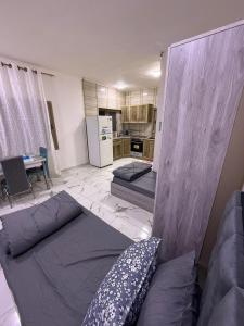 a living room with a bed and a kitchen at Makank Jo in Aqaba