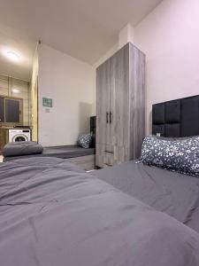 a bedroom with two beds and a couch in it at Makank Jo in Aqaba