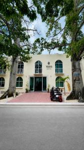 a motorcycle parked in front of a building at Hotel YA'AX HA' Bacalar in Bacalar