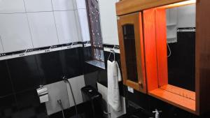 a bathroom with a mirror and a towel at Quarto Bem Localizado em Lugar Tranquilo in Barueri +5 photos