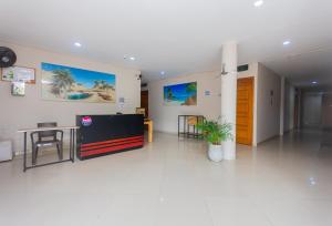 ein großer Raum mit einem Fernseher an der Wand in der Unterkunft Hotel San Jeronimo Tropical in San Jerónimo