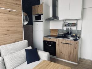 a living room with a couch and a kitchen at Croix rouge in Châtellerault