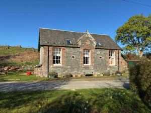 an old brick house on a grassy field at 2 Bed in Biggar oc-ca366 in Biggar
