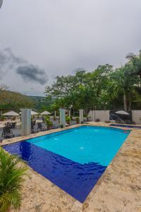 ein großer blauer Swimmingpool in einem Resort in der Unterkunft Hotel San Jeronimo Tropical in San Jerónimo