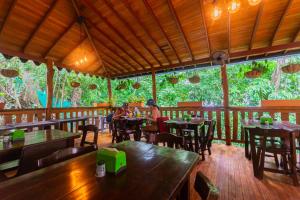 ein Restaurant mit Tischen und Stühlen und Leuten, die daran sitzen in der Unterkunft Hotel San Jeronimo Tropical in San Jerónimo