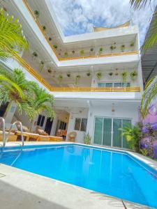 a villa with a swimming pool and a house at Casa Arizona in Brisas de Zicatela