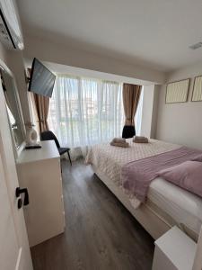 ein Schlafzimmer mit einem Bett und einem Fernseher in der Unterkunft Mateo in Ruse