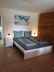 a bedroom with a bed with two lamps on it at Anderer Apartment 2 in Liedolsheim