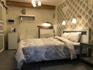 1 dormitorio con 1 cama con edredón azul y blanco en Old Bishop's House en Tallin