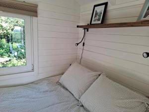 Gallery image of Roulotte - tiny house de la Ferme de la Chevêche in Fosses-La-Ville