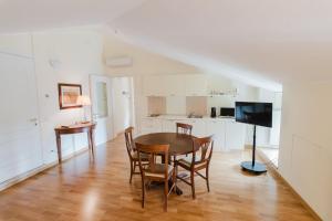 a kitchen and dining room with a table and chairs at Relais Villa Selle in Fumane