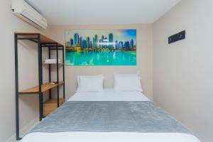 ein Schlafzimmer mit einem Bett und einem Gemälde an der Wand in der Unterkunft Hotel San Jeronimo Tropical in San Jerónimo + 44 Fotos