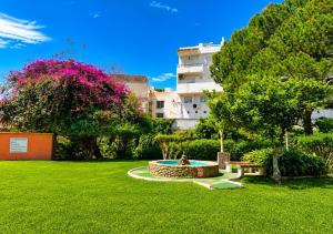a park with a fountain in the middle of a yard at Estudio con piscina y jardines a 2 min de la playa - Fuengirola in Fuengirola