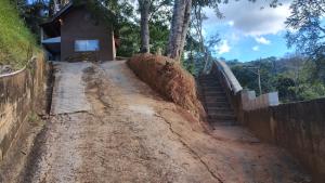 a dirt road leading up to a house at Cabana centro Pinhal in Santo Antônio do Pinhal