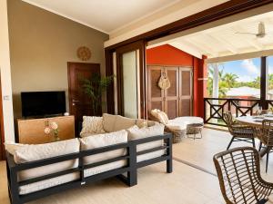 a living room with a couch and a table at JeVakantie Spanish Water Apartments B7 and C8 with Infinity Pool near Jan Thiel in Willemstad