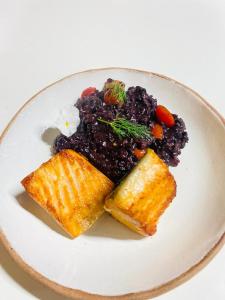 a plate of food with bread and vegetables on it at Pousada Recanto do Sambaqui in Balsa Nova