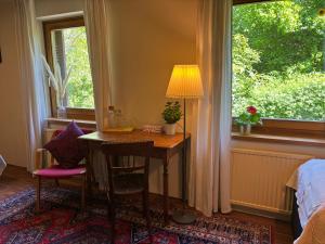 a room with a table and a lamp and a window at Villa Pdorf in Perchtoldsdorf