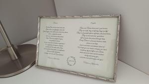 a sign with words on it on a table at Le Jardin Secret in Milan