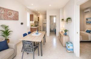 a kitchen and living room with a table and a couch at Villa Florence apartment con parcheggio in Torre Lapillo