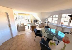 a living room with a glass table and chairs at FeWo Findling Ruegen in Putbus