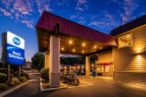 a best western inn with a motorcycle parked outside at Best Western John Day Inn in John Day