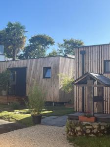 a small house with a wooden fence in a yard at Les logis du canal in Betton