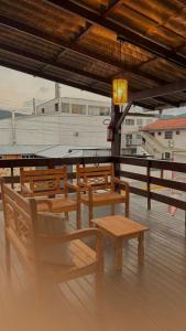 a group of wooden benches sitting on a roof at Pousada Rota do Parque in Penha