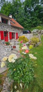 a garden with flowers in front of a house at Un gîte paisible et frais, piscine à 3 mins in Le Monteil