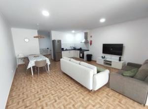 a living room with a couch and a table at Refúgio Machiquense in Machico