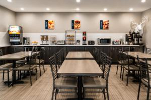a dining room with tables and a bar at Best Western John Day Inn in John Day