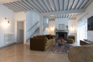 a living room with a couch and a fireplace at Maison chic avec Psicine - Talant proche Prenois in Talant