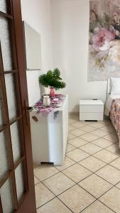 a room with a white cabinet with a plant on it at Sogno vesuviano 4 in Torre del Greco