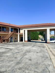 an empty parking lot in front of a building at Castaic Inn Six Flags Valencia in Castaic