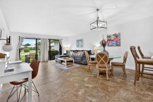a living room with a table and chairs at Pet Friendly-Walk to PGA Resort in Palm Beach Gardens